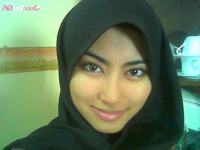10P Exotic girl loves to show her body