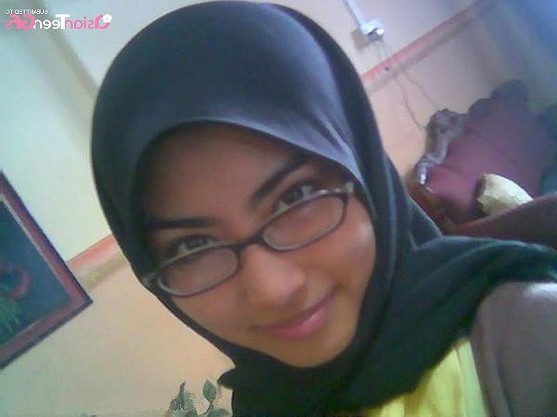 10P Exotic girl loves to show her body