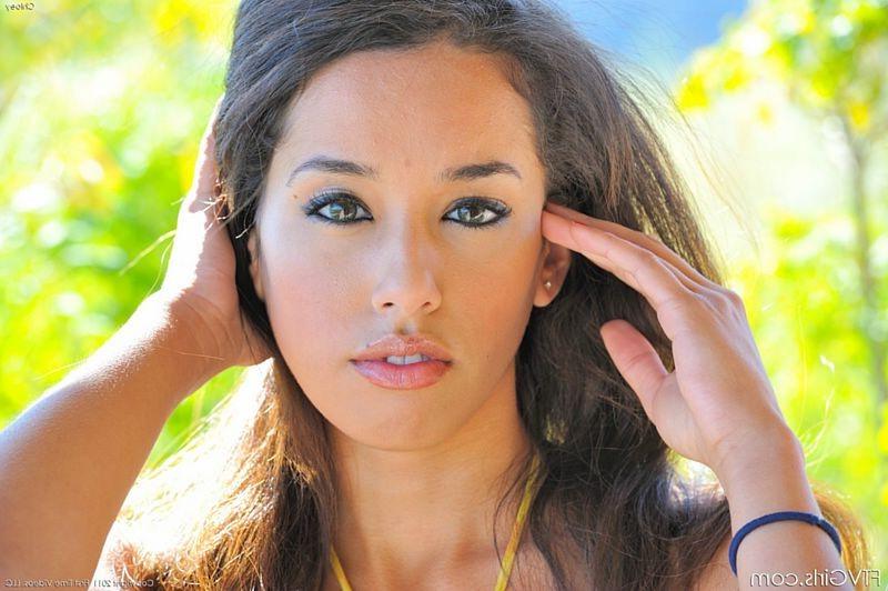 15P Exotic teen extreme closeups of her Moroccan pussy