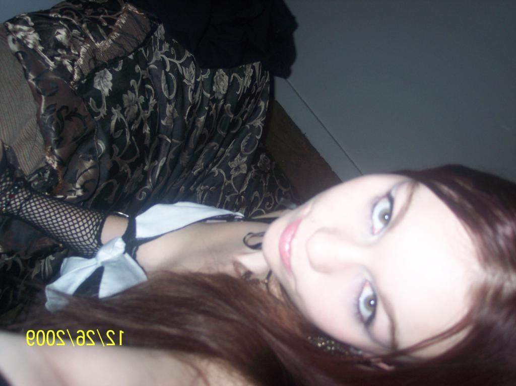 10P chick whos into bondage gets hard cock to suck on