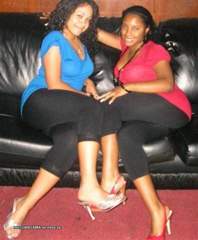 10P hot thick ebony chicks posing slutty on cam