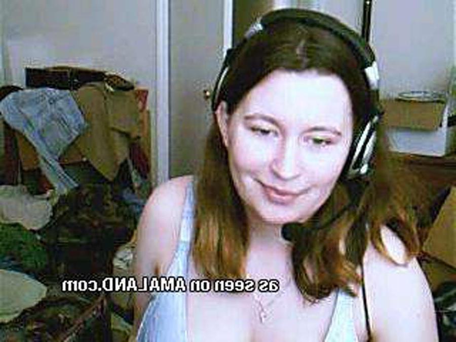 10P busty chick showing her tits on cam