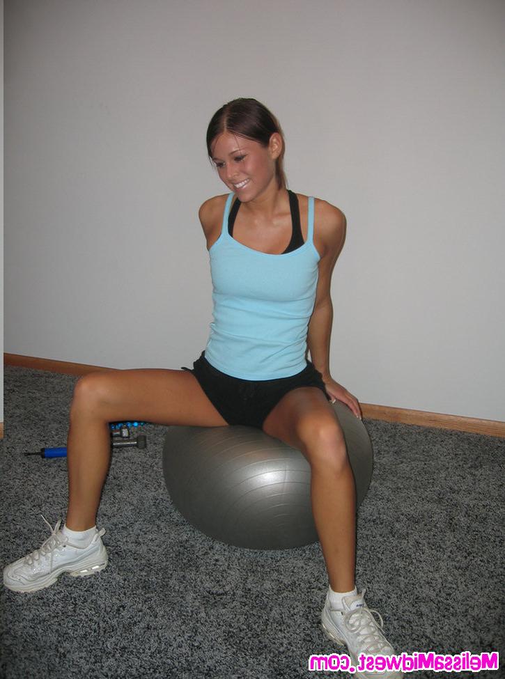 15P Melissa Midwest working out and getting naked on a ball