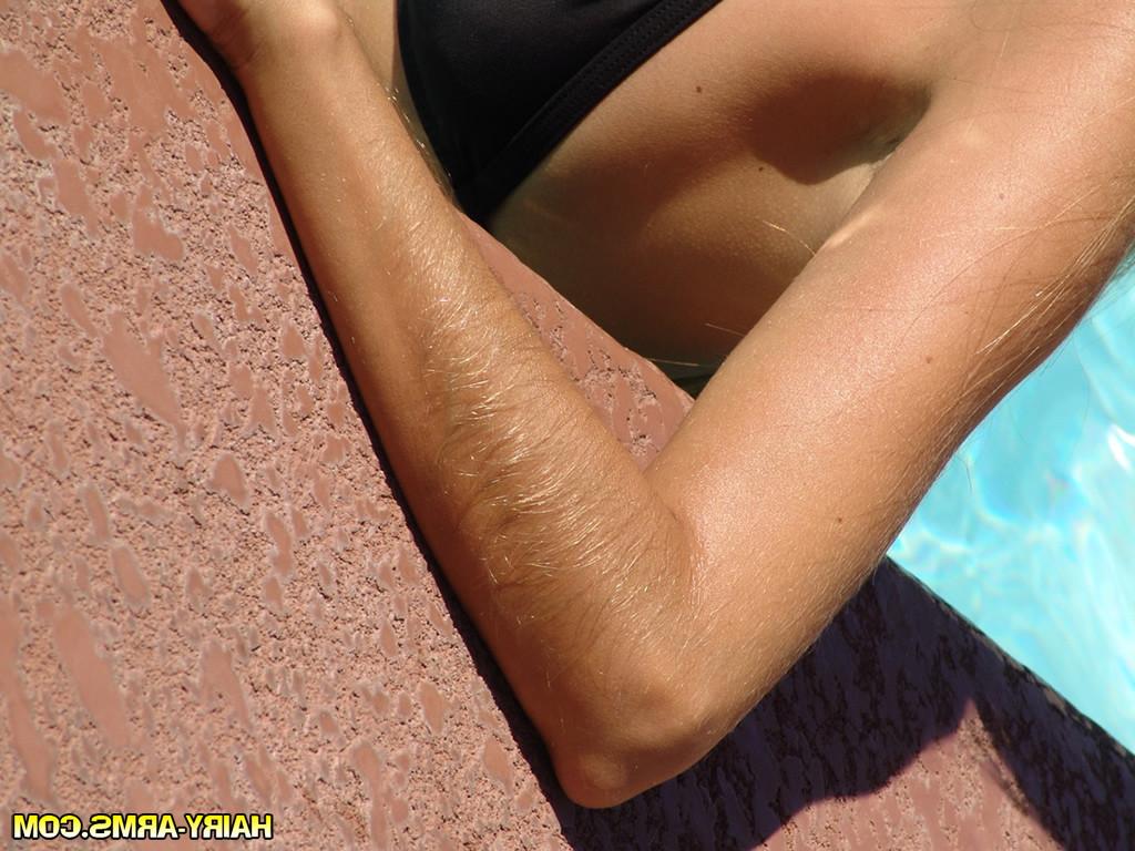 13P Lori Anderson shows off her hairy arms in the pool