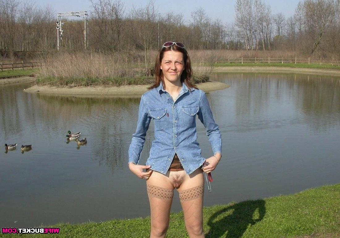 20P Naked amateur wifes spreading
