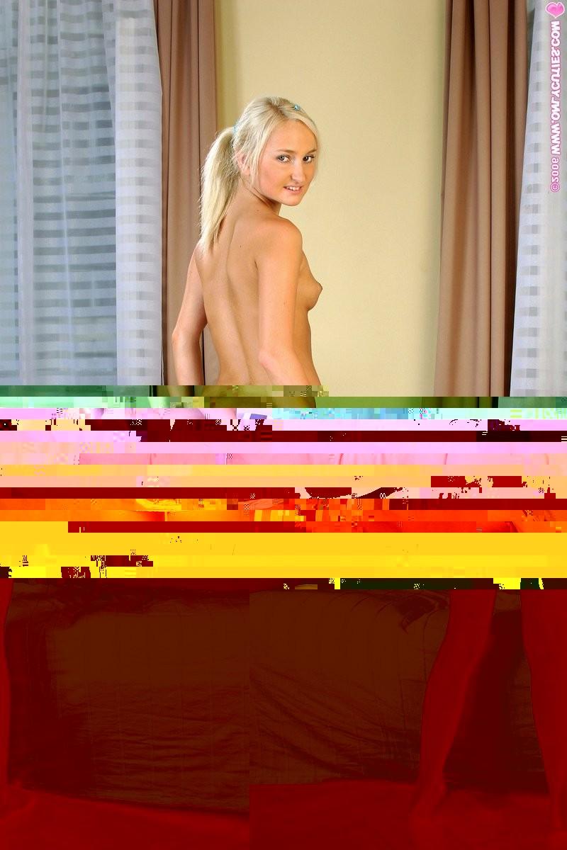 18P Innocent blonde plunges gold vibe into twat