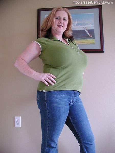 15P Plump amateur babe squeezes and pulls gigantic melons