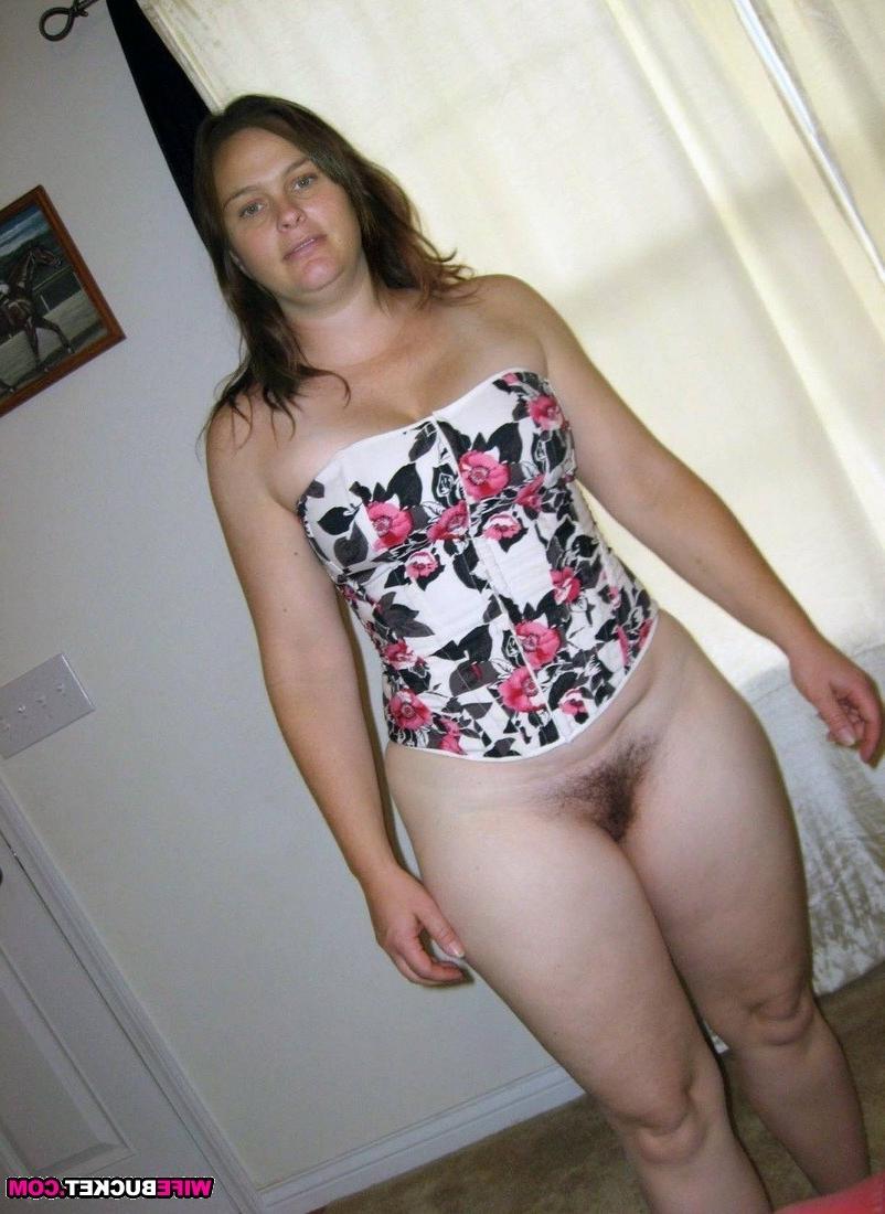 20P Big tit wifes posing and teasing