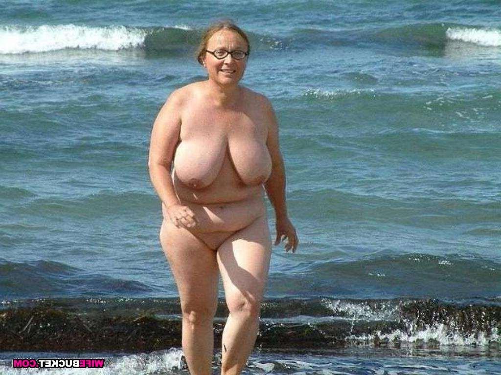 16P Amateur swingers having fun on camera