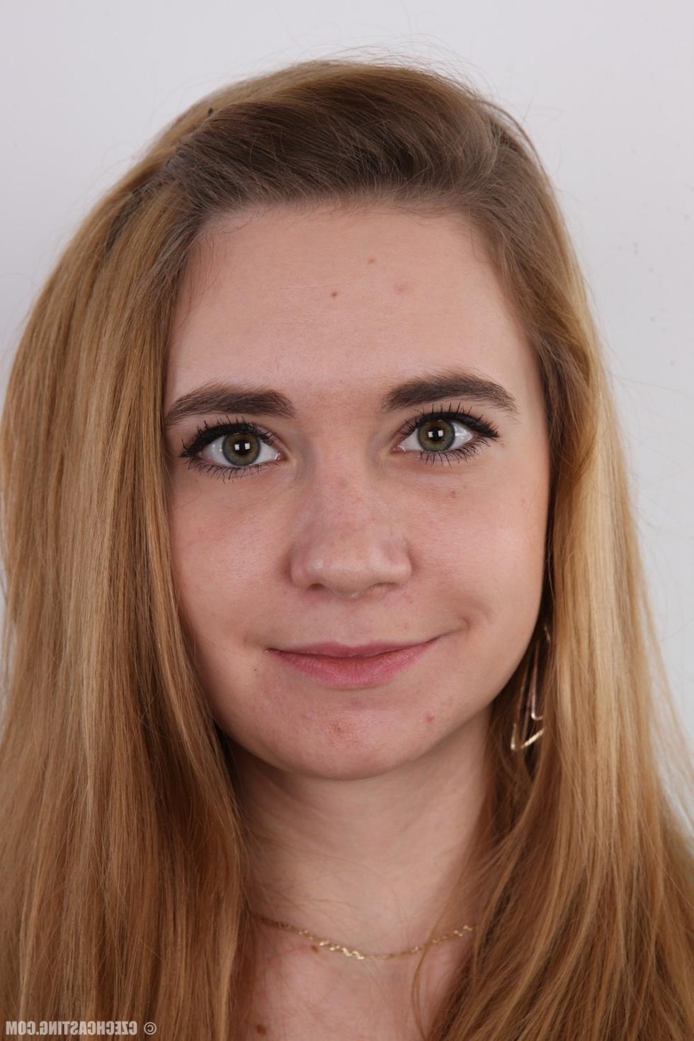 15P Amateur student girl posing naked