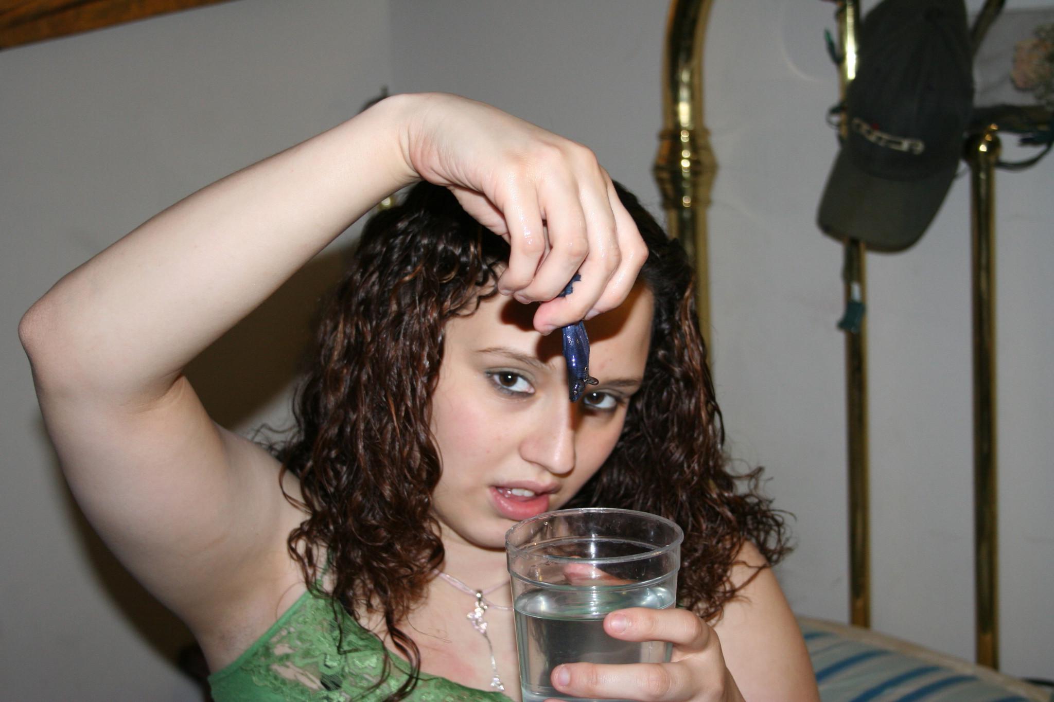 12P Girls swallow LIVE FISH