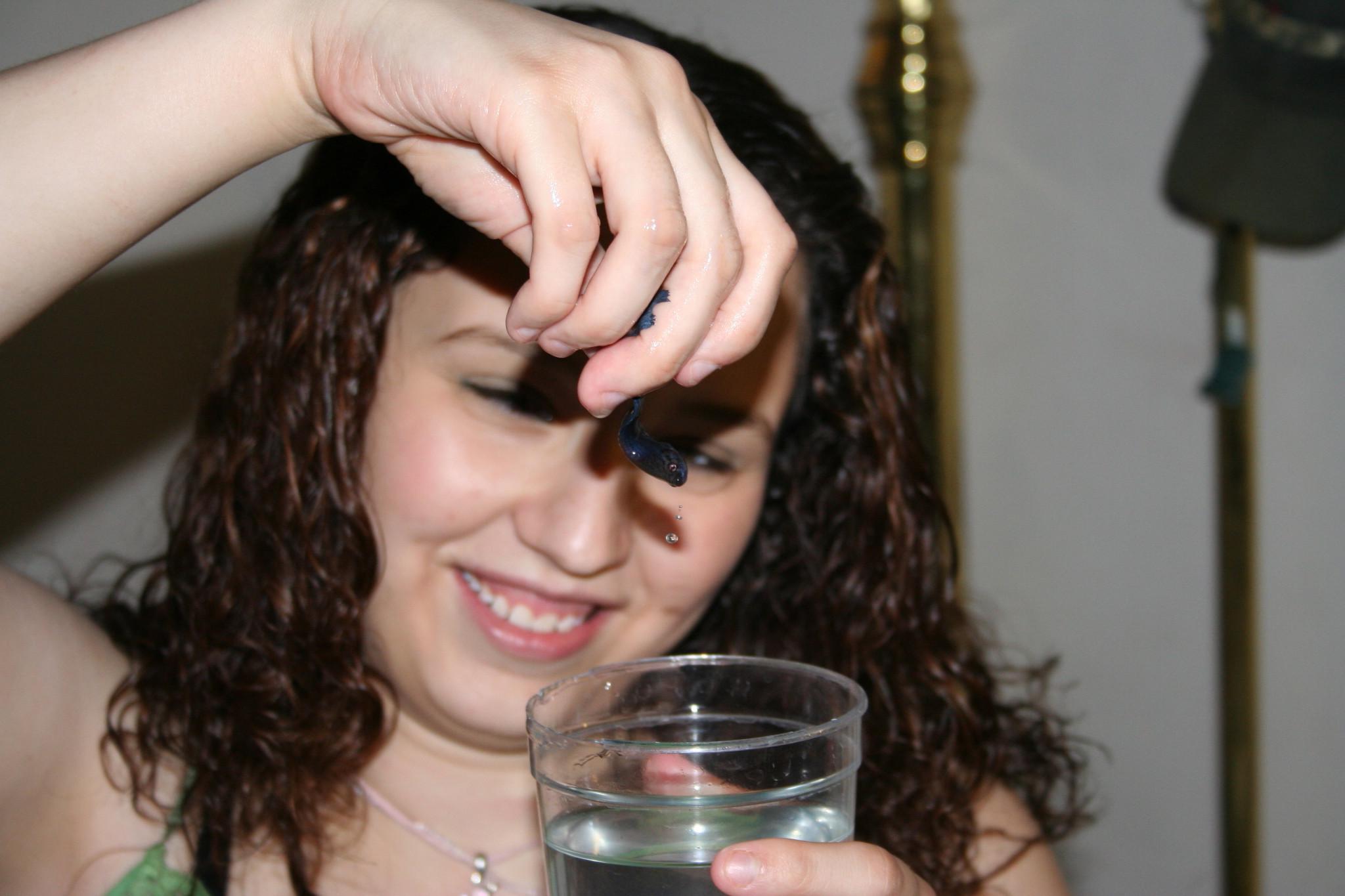 12P Girls swallow LIVE FISH