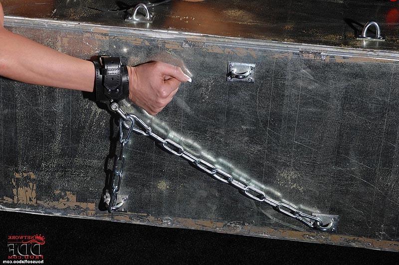 16P Liz bound in chains and leather corset gets her ass toyed