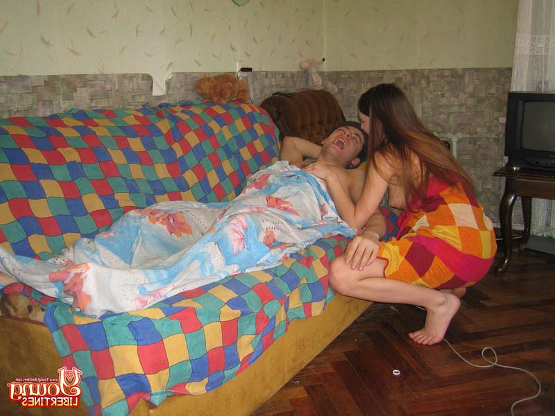 16P Nice girl comes to her boyfriend and sucks his cock
