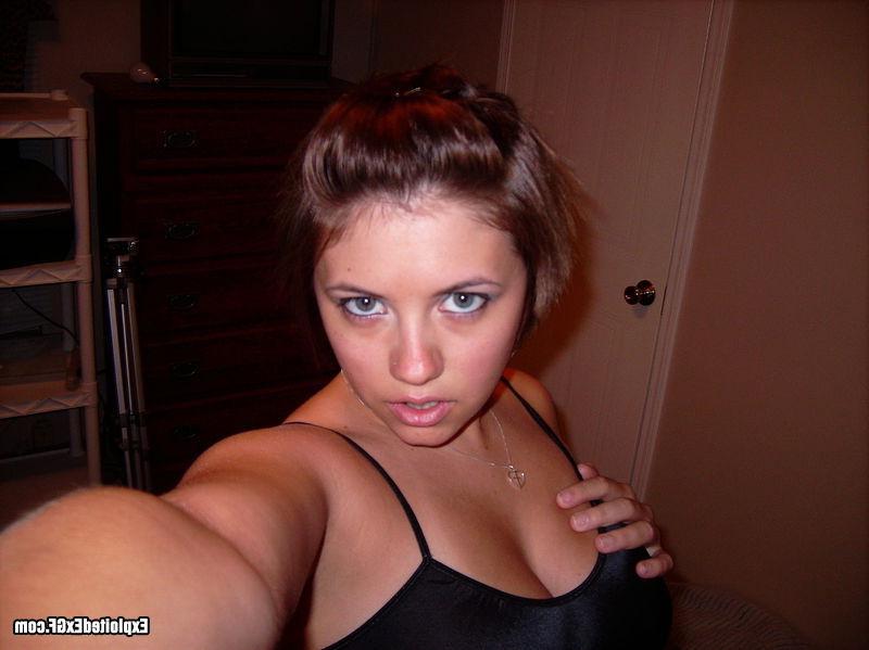 12P Wild amateur girls taking sexy solo shots at home