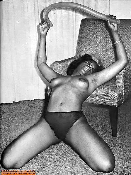 10P Big breasted ladies expose their bodies in retro pics
