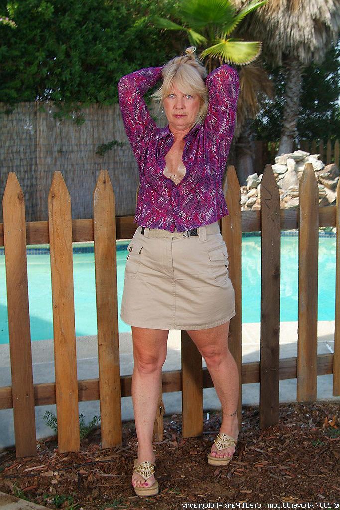 16P 55 year old Cheryl spreads her ass cheeks by the pool