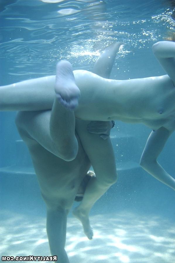 20P Fucking underwater