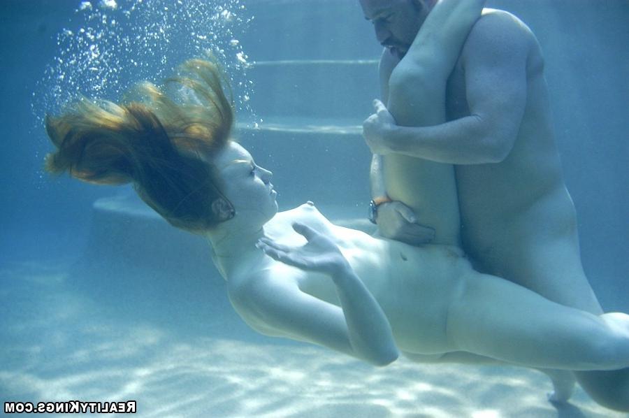 20P Fucking underwater