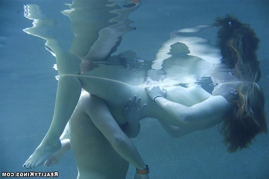 20P Fucking underwater