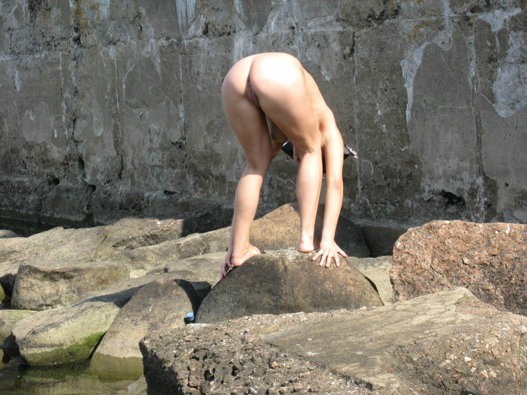 15P These amateur swinging nudists enjoy getting naked outdoors