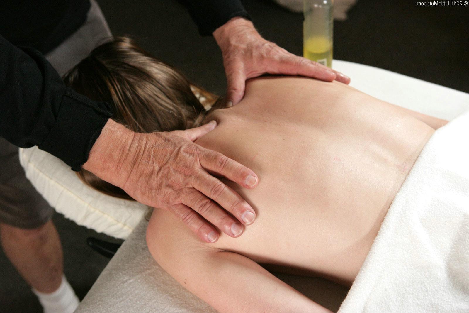 20P Amateur girl gets handled and anal penetrated during massage