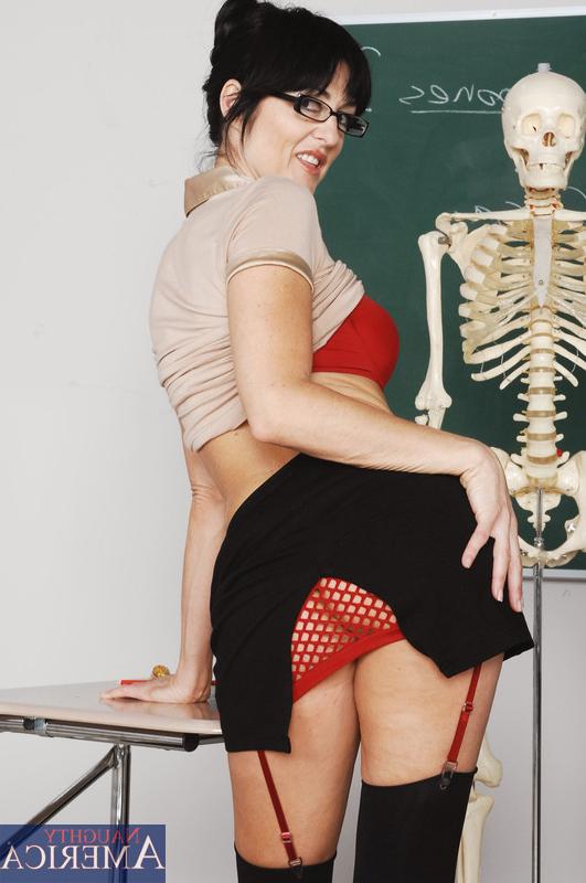 15P Professor Lake Russell has a bone to pick with her student Alan. He fell asleep 