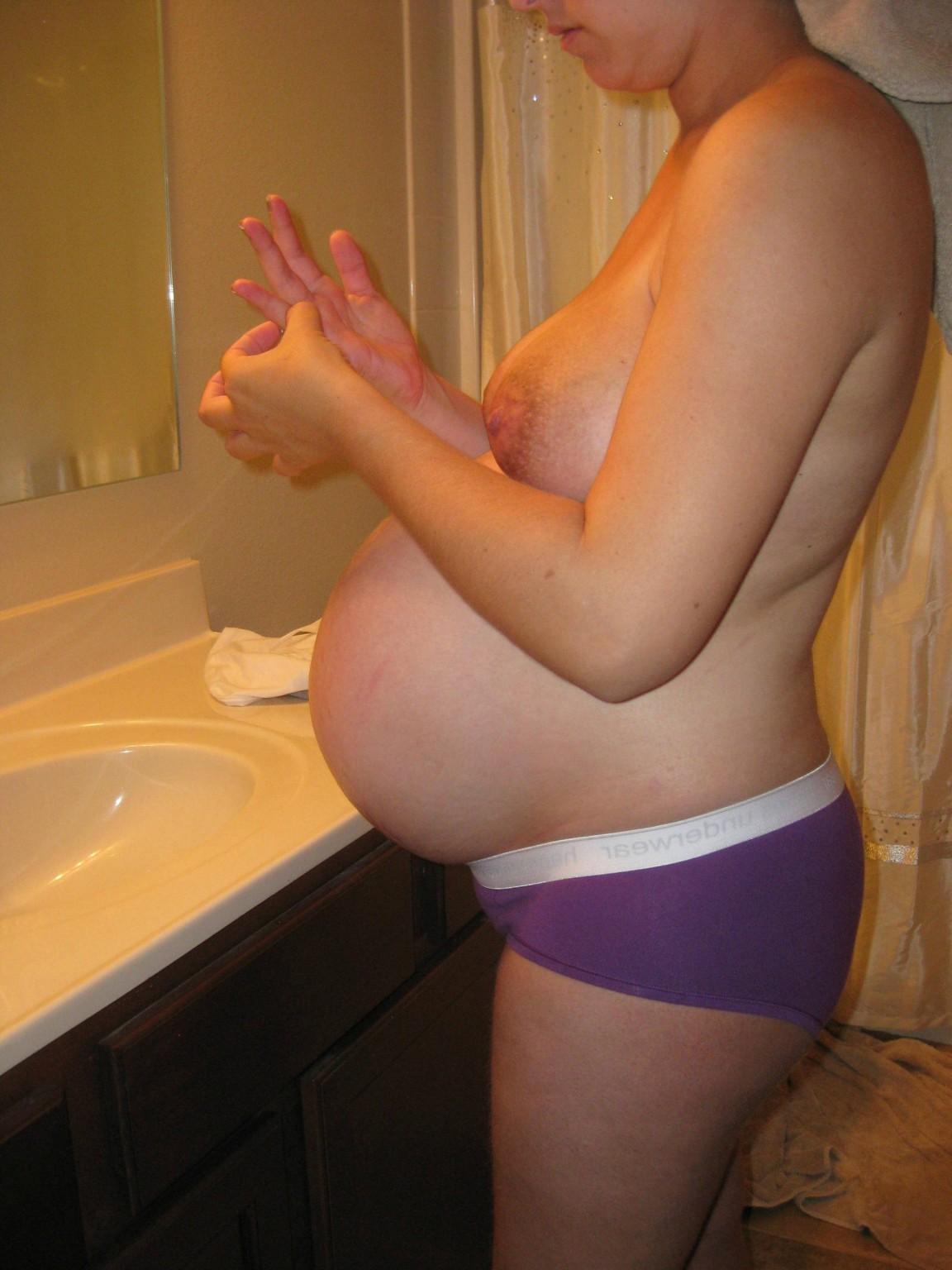 12P Sexy pregnant women posing