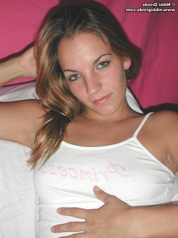 15P Badgirl Nikki is all covered in cum