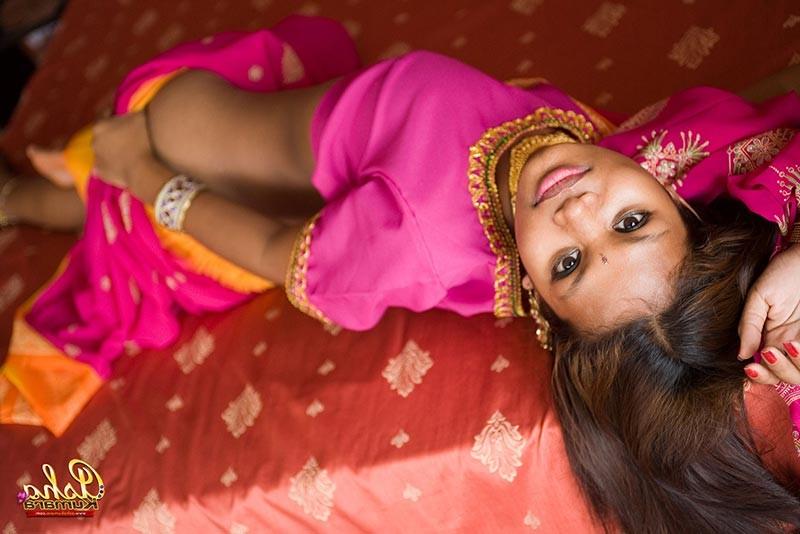 15P Exotic teen Asha covers her brown India titties with a sari