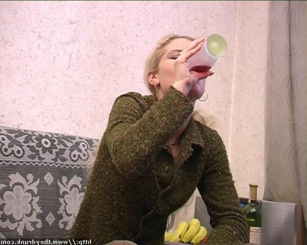16P Decent girl gets drunk and loses control and shows her pussy