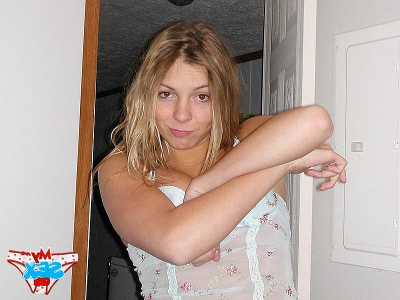 12P Cute girlfriend seducing with the view of big tits
