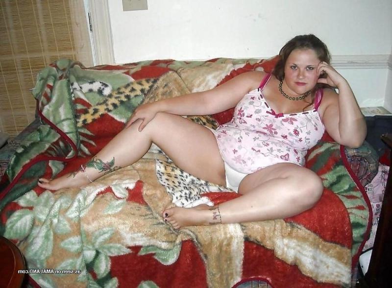 12P Amateur hardcore plumper spreads her fat shaved pussy