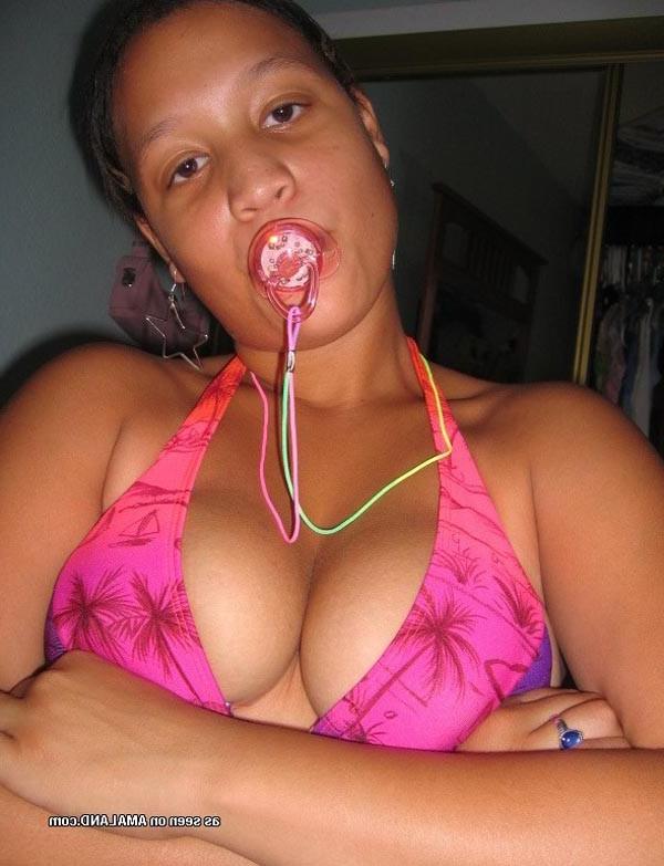 10P Hot thick ebony chicks posing slutty on cam
