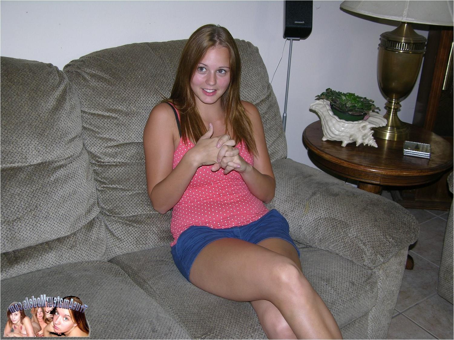 10P Cute And Innocent Looking Teen Spreads Nude