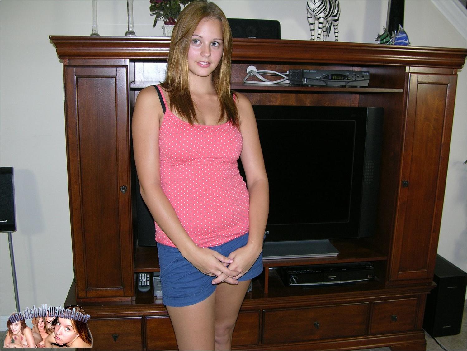 10P Cute And Innocent Looking Teen Spreads Nude