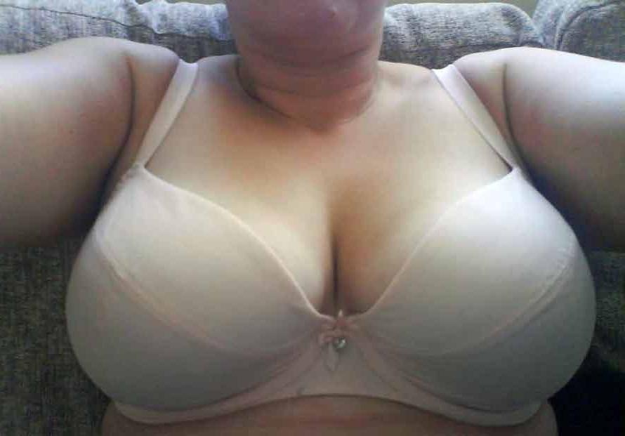 10P Picture selection of a group of amateur naughty bbws