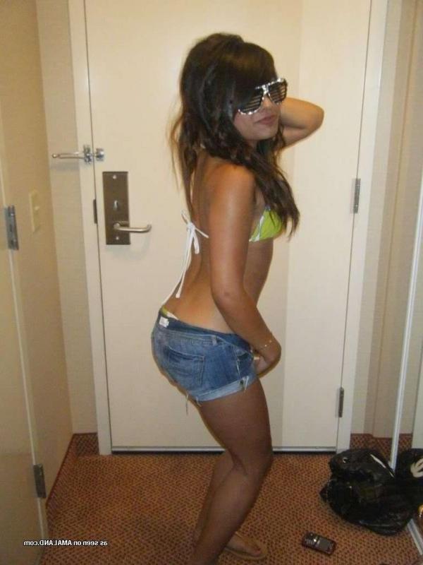 16P Latina Teen Amateurs Cell Phone Self Shot Mirror Pics Posted By Ex Boyfriend