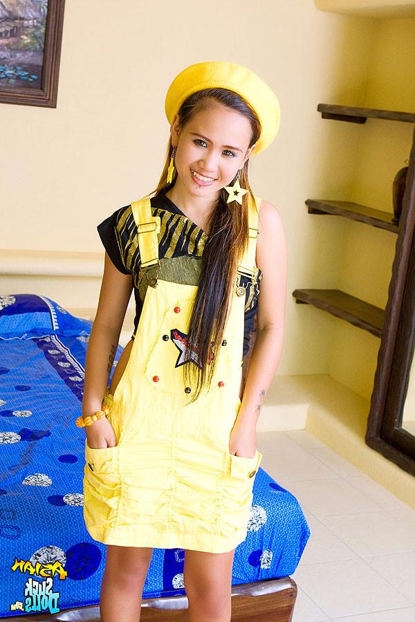 15P Innocent Thai babe gives her fans a strip tease!
