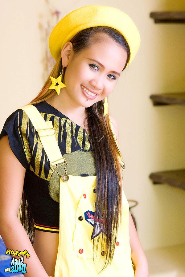 15P Innocent Thai babe gives her fans a strip tease!