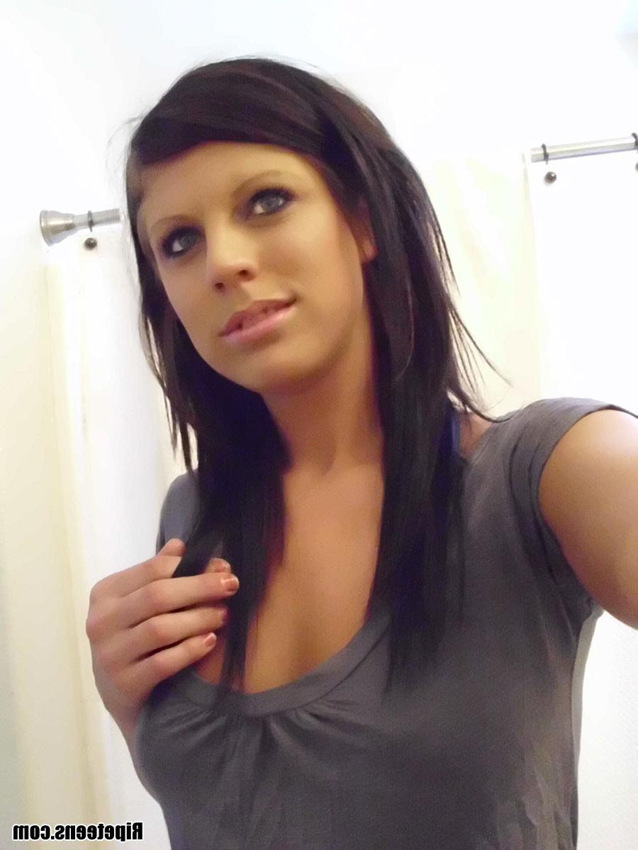 16P Selfshot teen posing for her boyfriend
