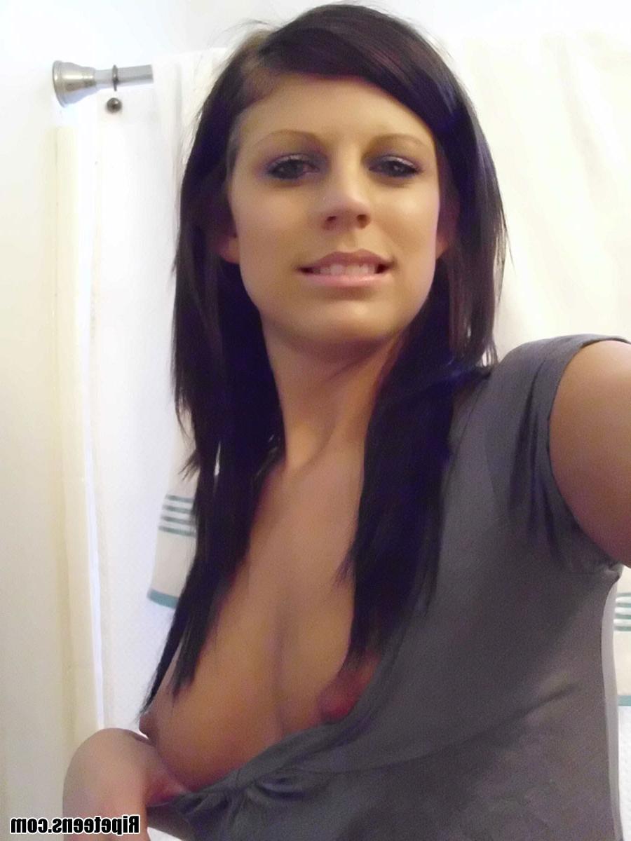 16P Selfshot teen posing for her boyfriend