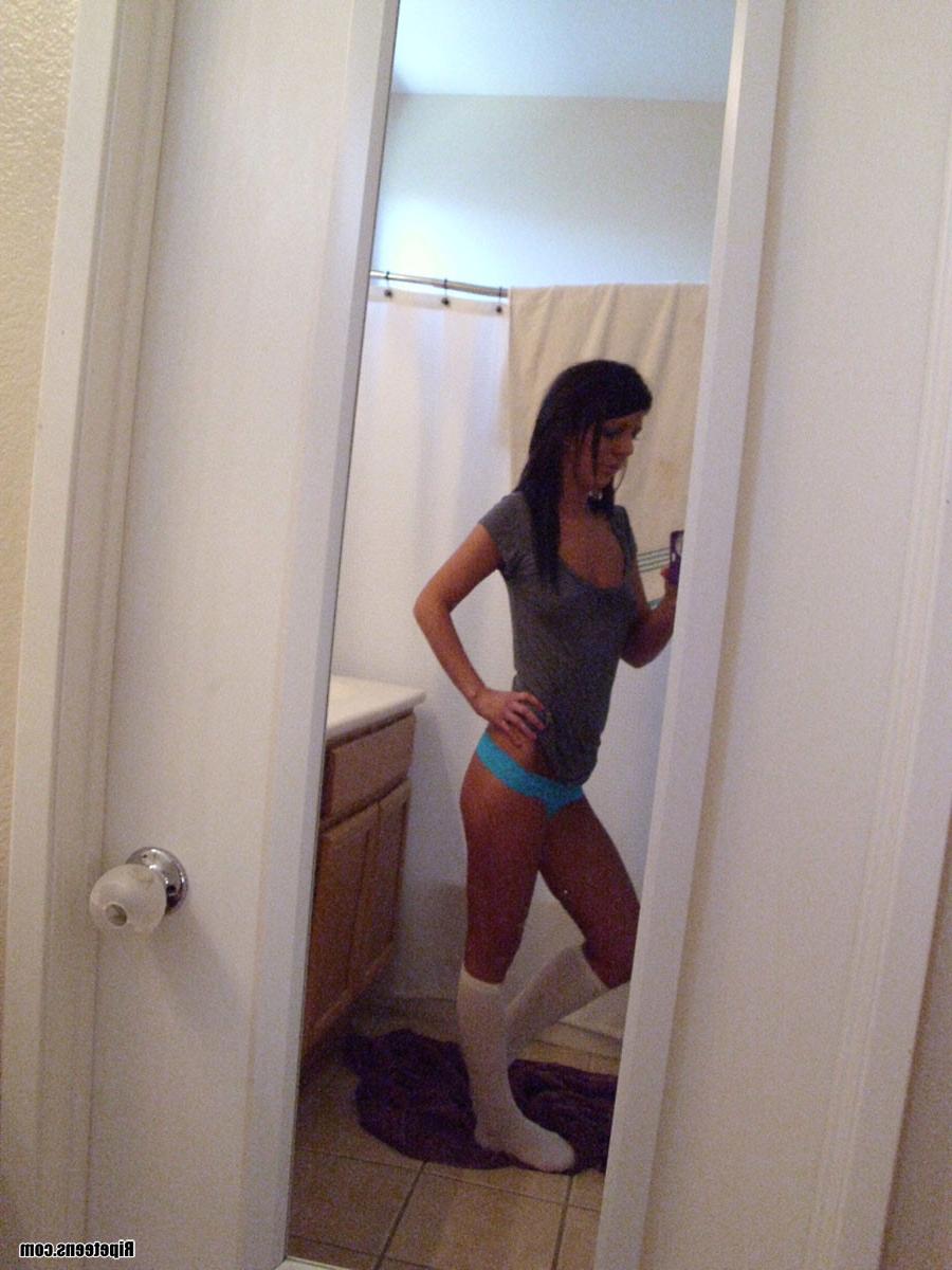 16P Selfshot teen posing for her boyfriend
