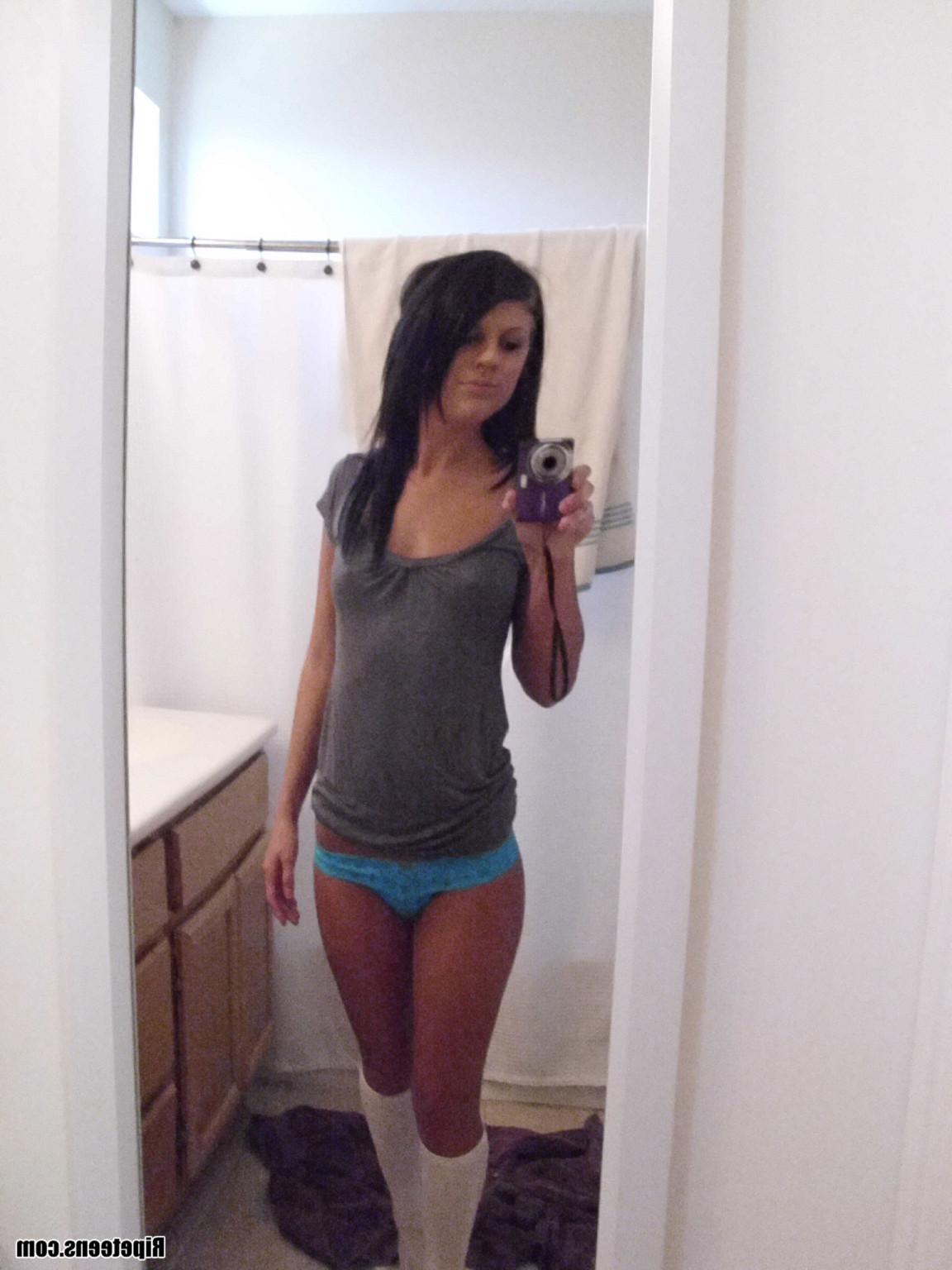 16P Selfshot teen posing for her boyfriend