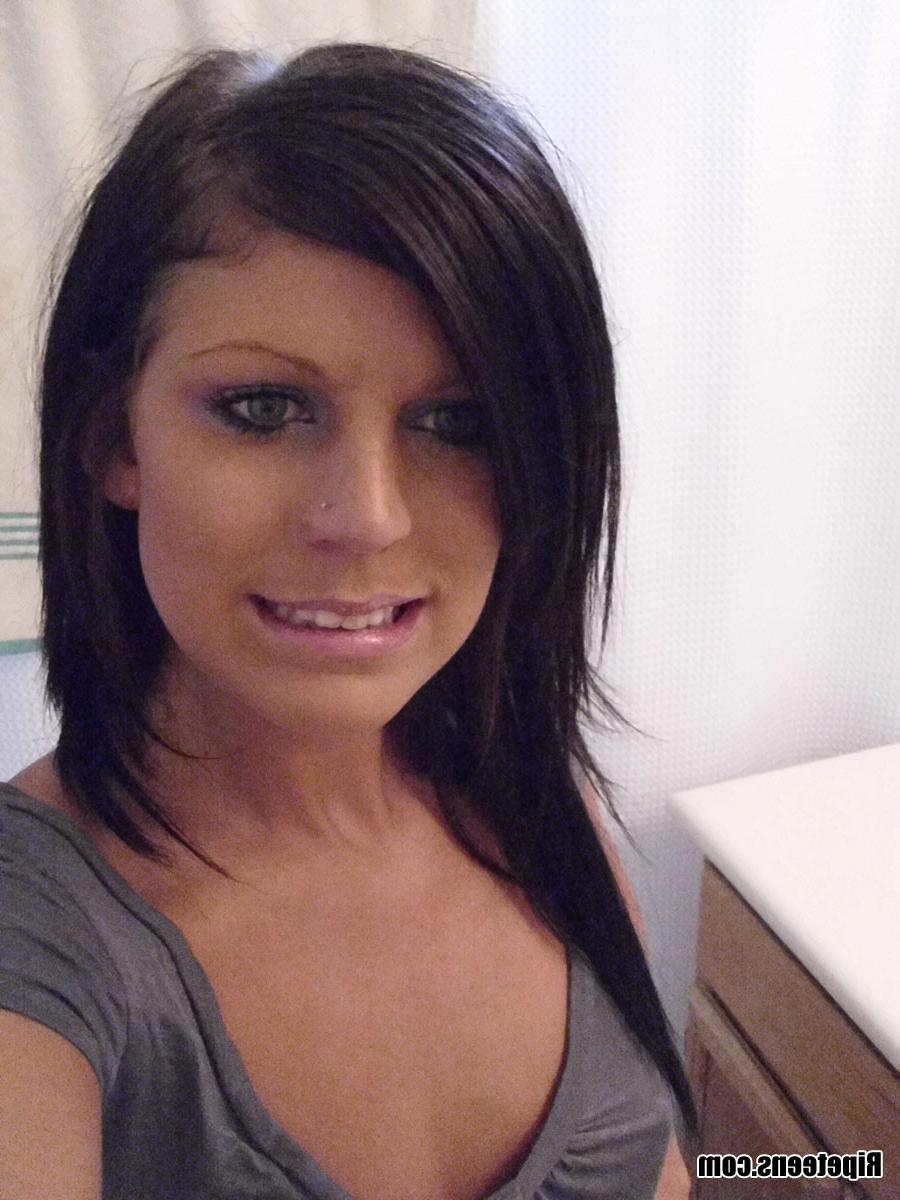 16P Selfshot teen posing for her boyfriend