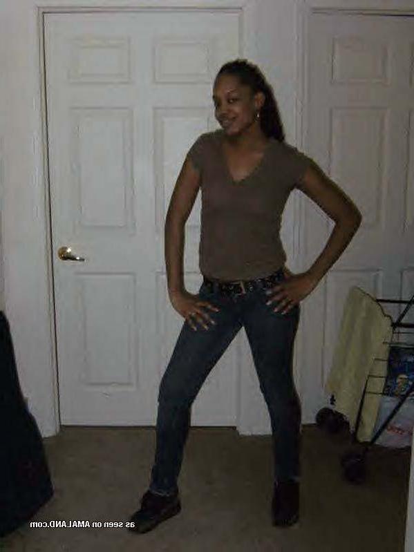 12P Gorgeous ghetto babes love to seduce
