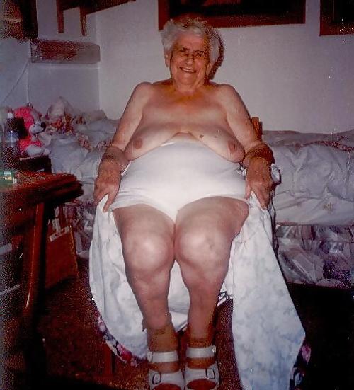 20P Grandma with saggy tits.