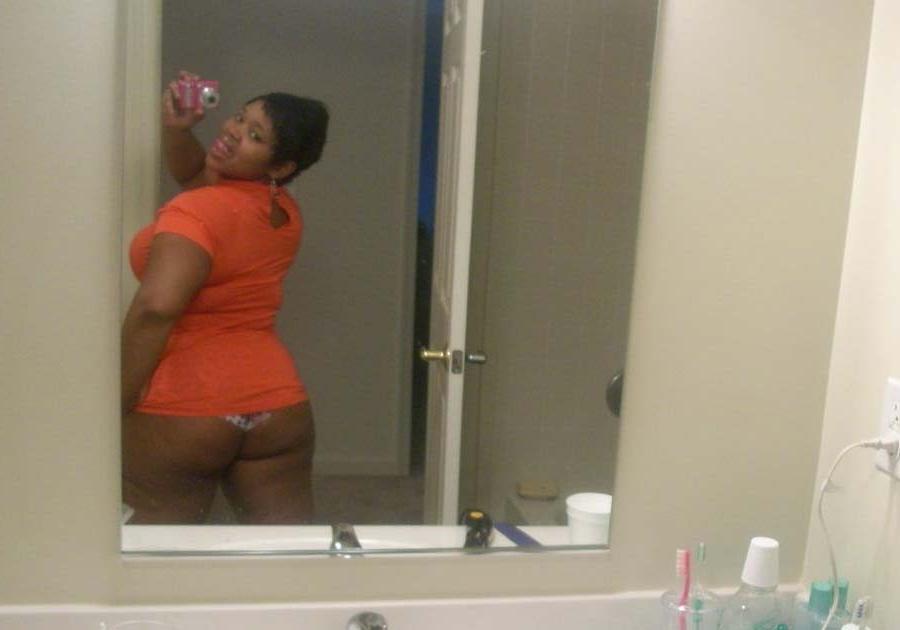 12P Ghetto babes posing at home nude