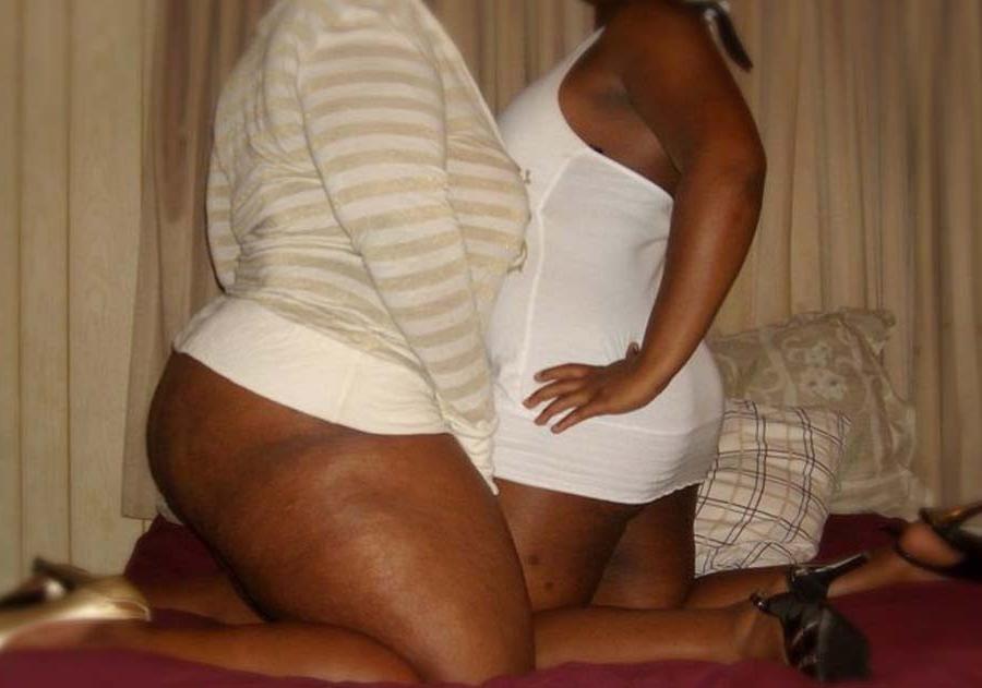12P Ghetto babes posing at home nude