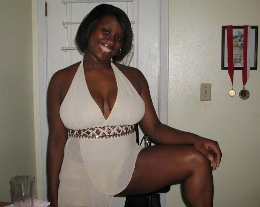 12P Ghetto babes posing at home nude
